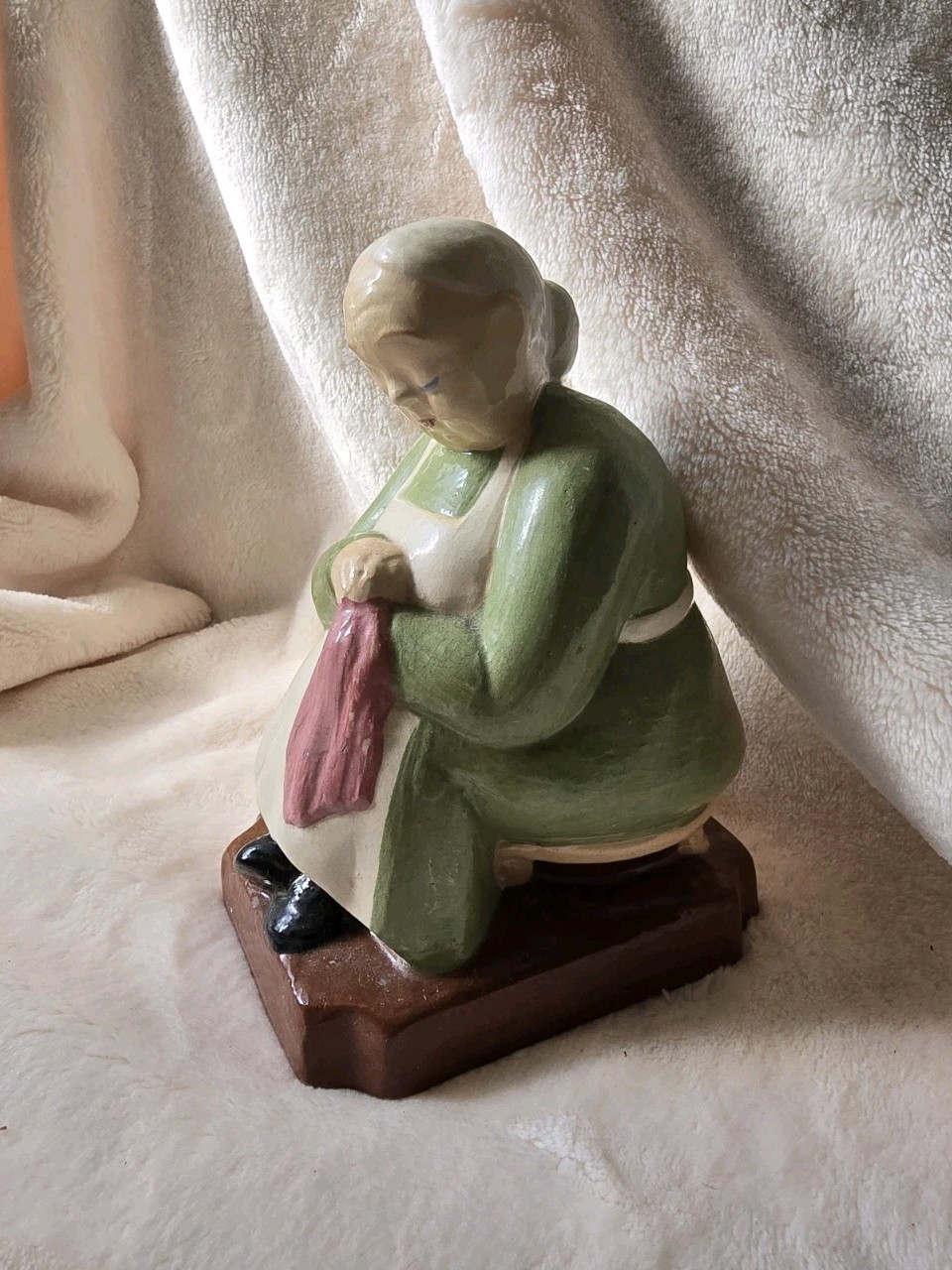 Vintage Marti Hollywood 5” Grey Grandma Ceramic Sculpture Figure Sews Pink 1950s