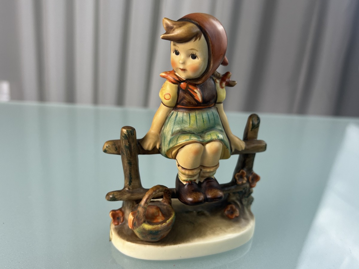 Hummel Figurine 112/I Mother’s Dearest 13cm. 1 Choice – Excellent Condition