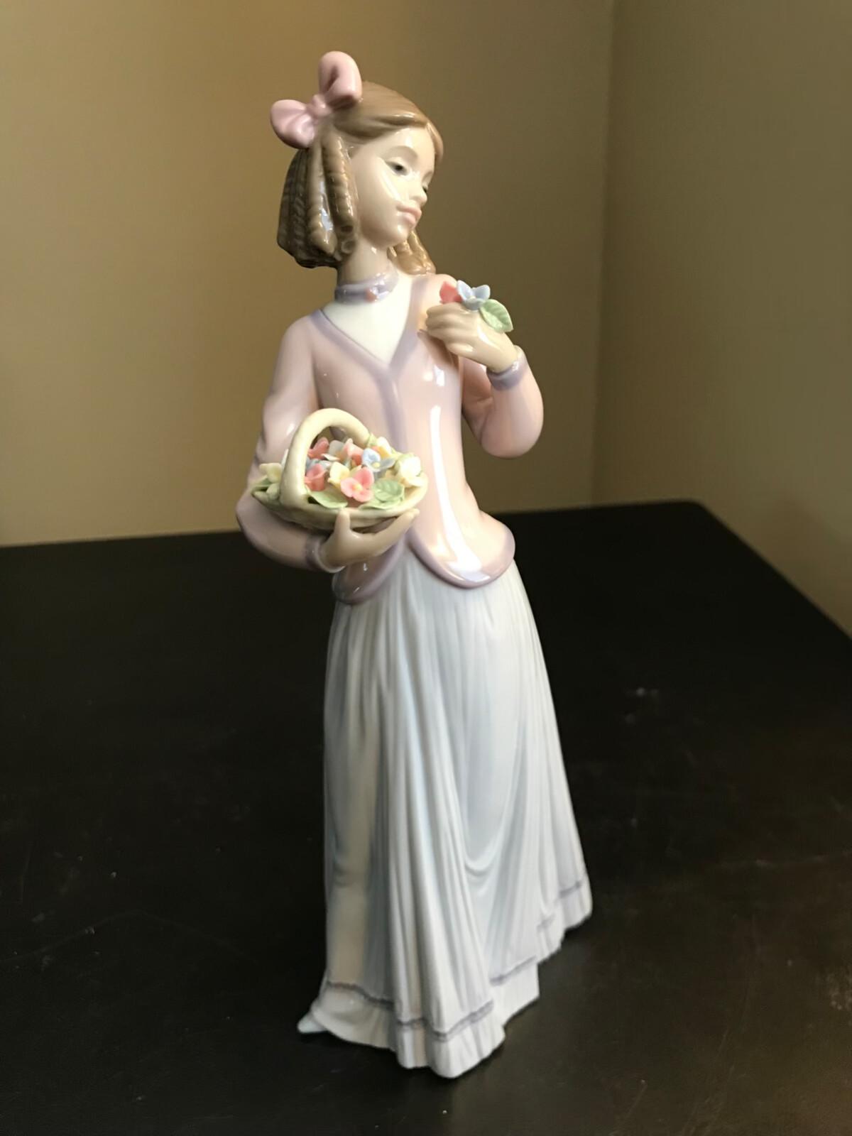 Lladro Figurine – Innocence in Bloom – #7644 Retired