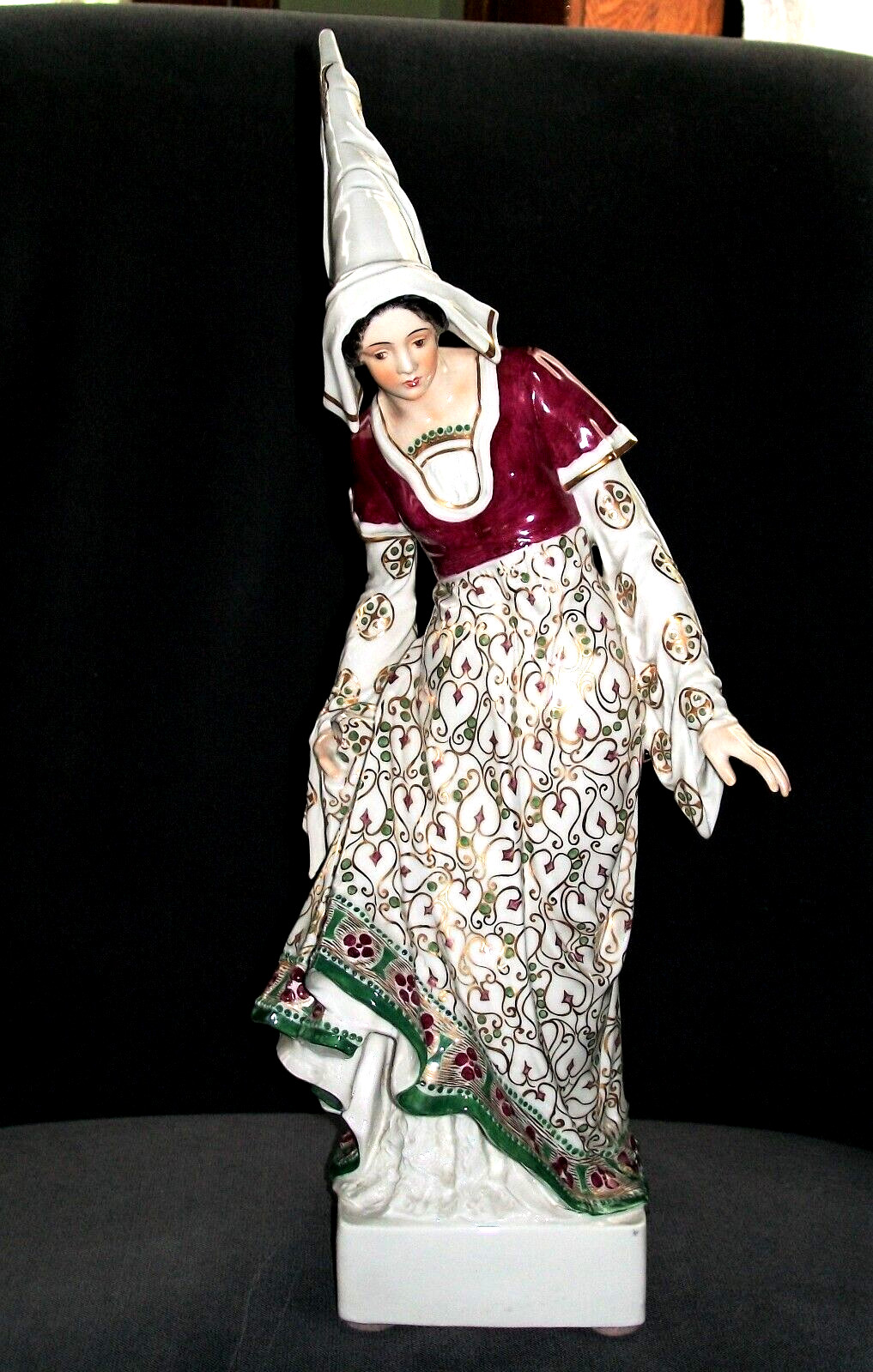 ANTIQUE GERMAN SCHWARZBURGER HUGE MEDIEVAL LADY QUEEN DOLL PORCELAIN FIGURINE
