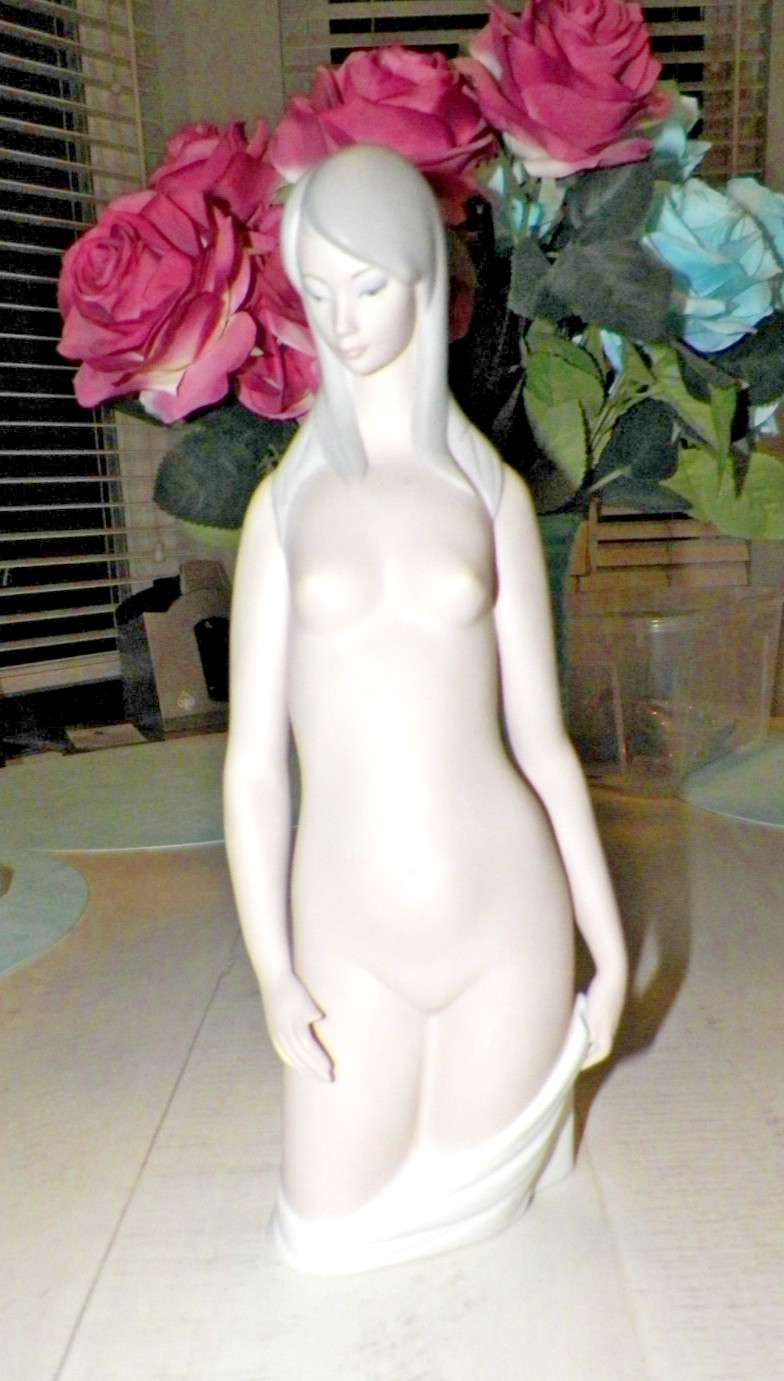 LLADRO NUDE WOMAN HEAD & TORSO MATTE FINISH 12 3/4″