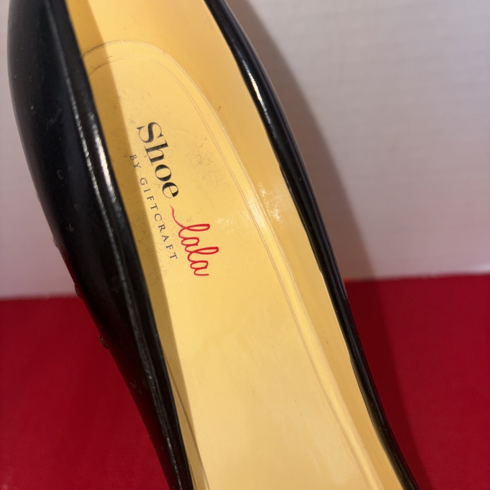 Shoe Lala/Giftcraft Resin Wine Bottle Holder /black/red/pearls