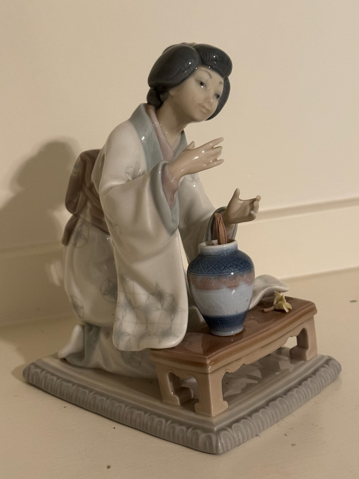 Lladro #4840 Japanese Decorating Figurine Geisha Flower Arranger
