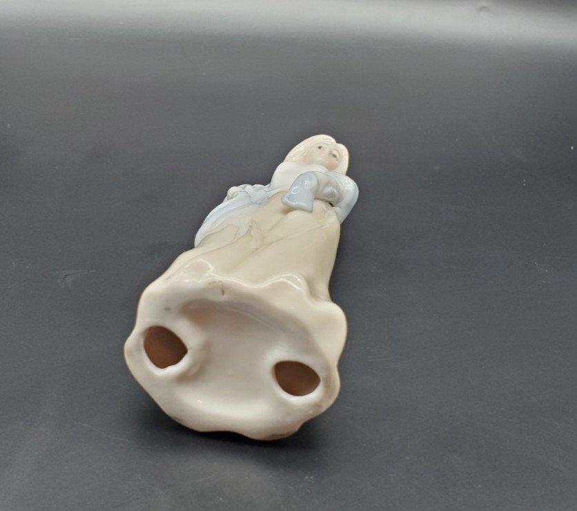 Lady with scarf figurine
