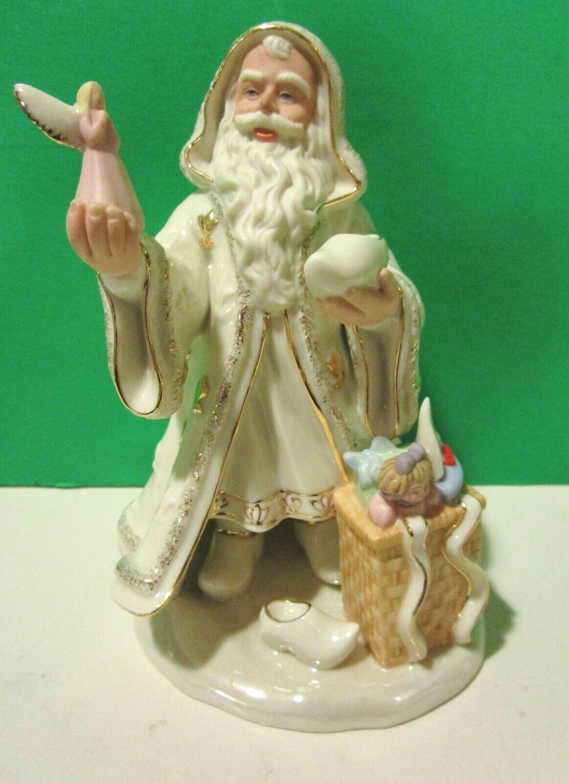 LENOX annual CLASSIC PERE NOEL SANTA sculpture – Mint – No Box