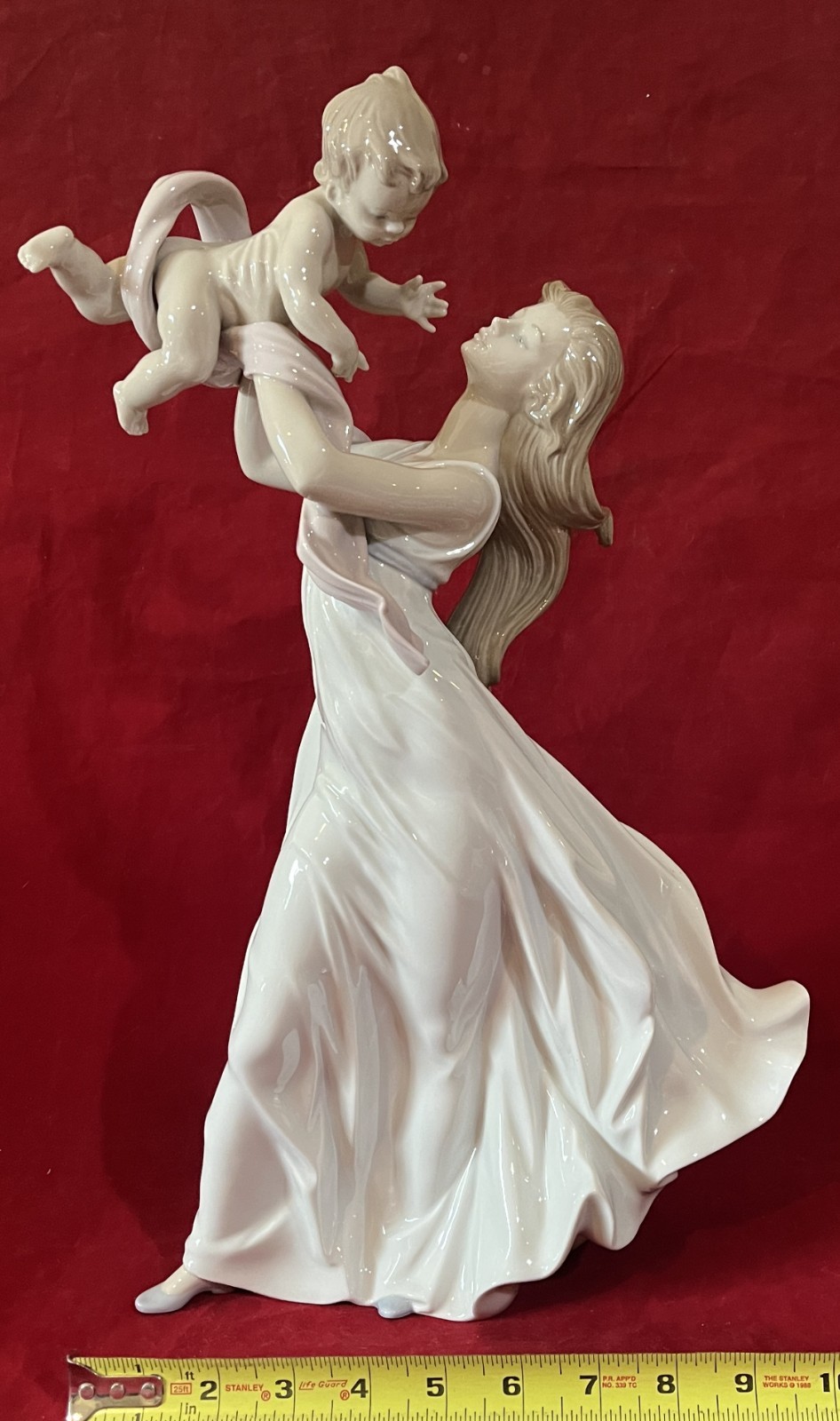 LOVING LLADRO #6858 ” MY LITTLE SWEETIE ” MOTHER LIFTING HER BABY-EXCELLENT/MINT