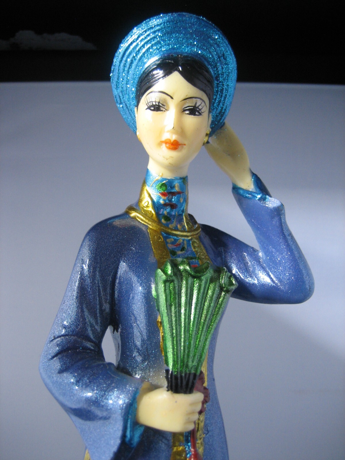 Hand made and painted oriental lady figurine statue (36 cm x 9 cm)
