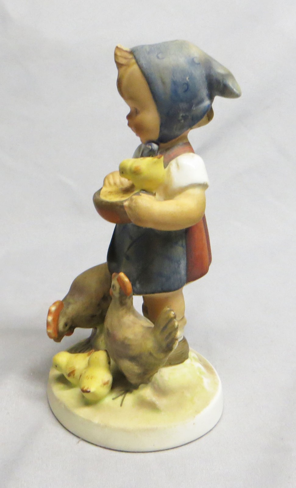 Goebel Hummel #199 “FEEDING TIME” Figurine TMK2 Girl w/Chickens 5.5″ Tall