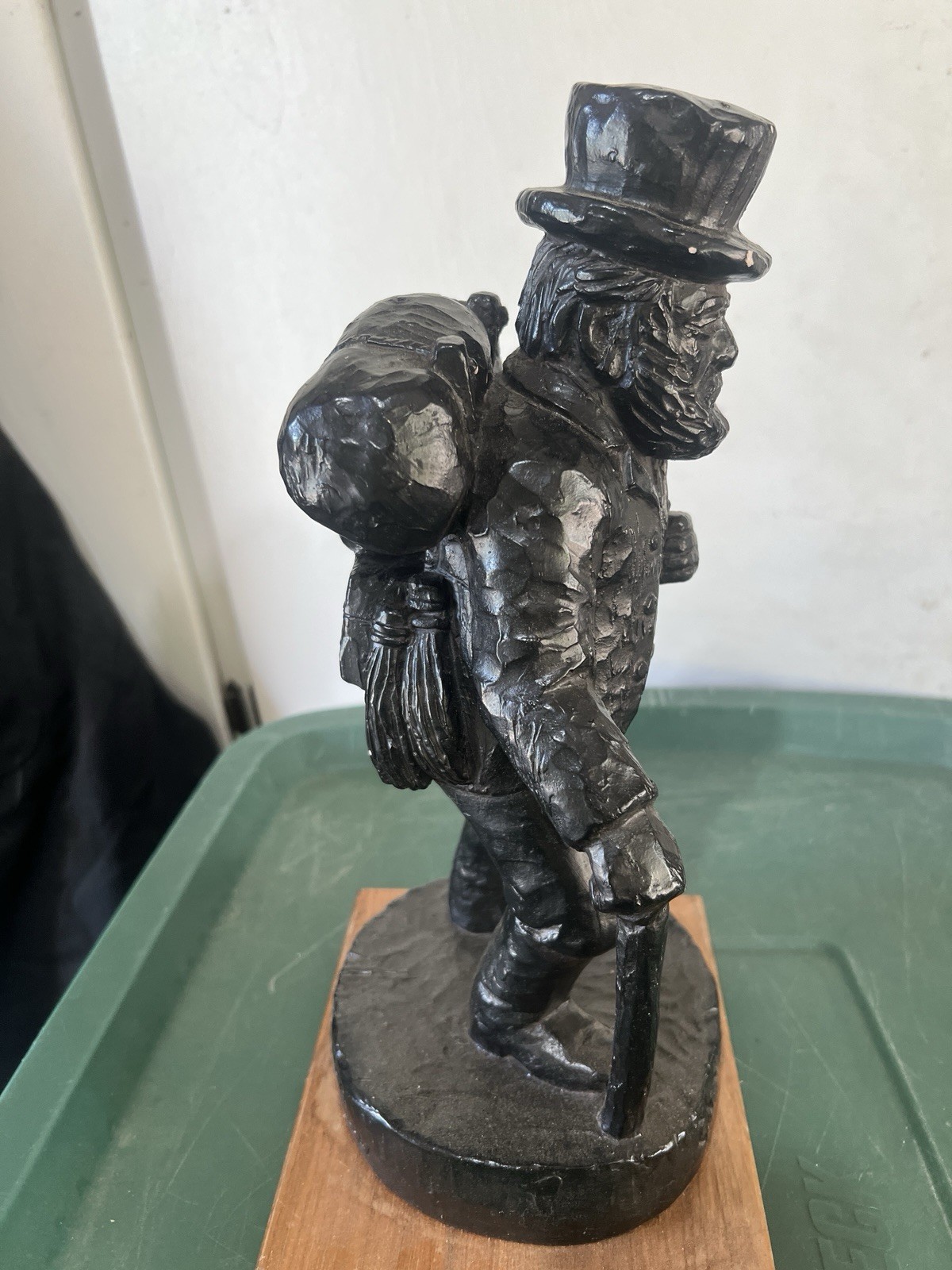 Vintage 1969 Austin Productions “The Peddler” Sculpture – 13″ Durastone Statue