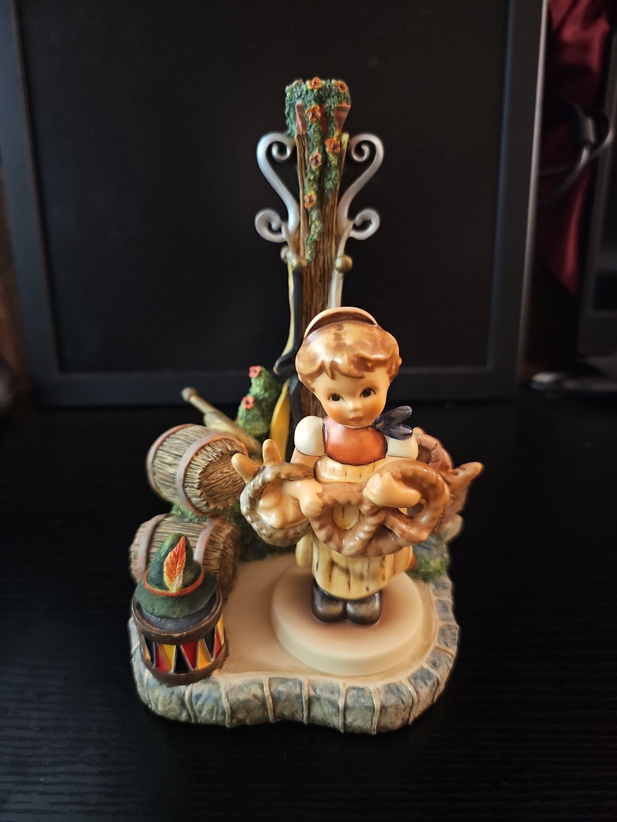 MINT VTG Hummel Figurine ‘Pretzel Girl’ #2004 Signed First Issue w/Hummelscape