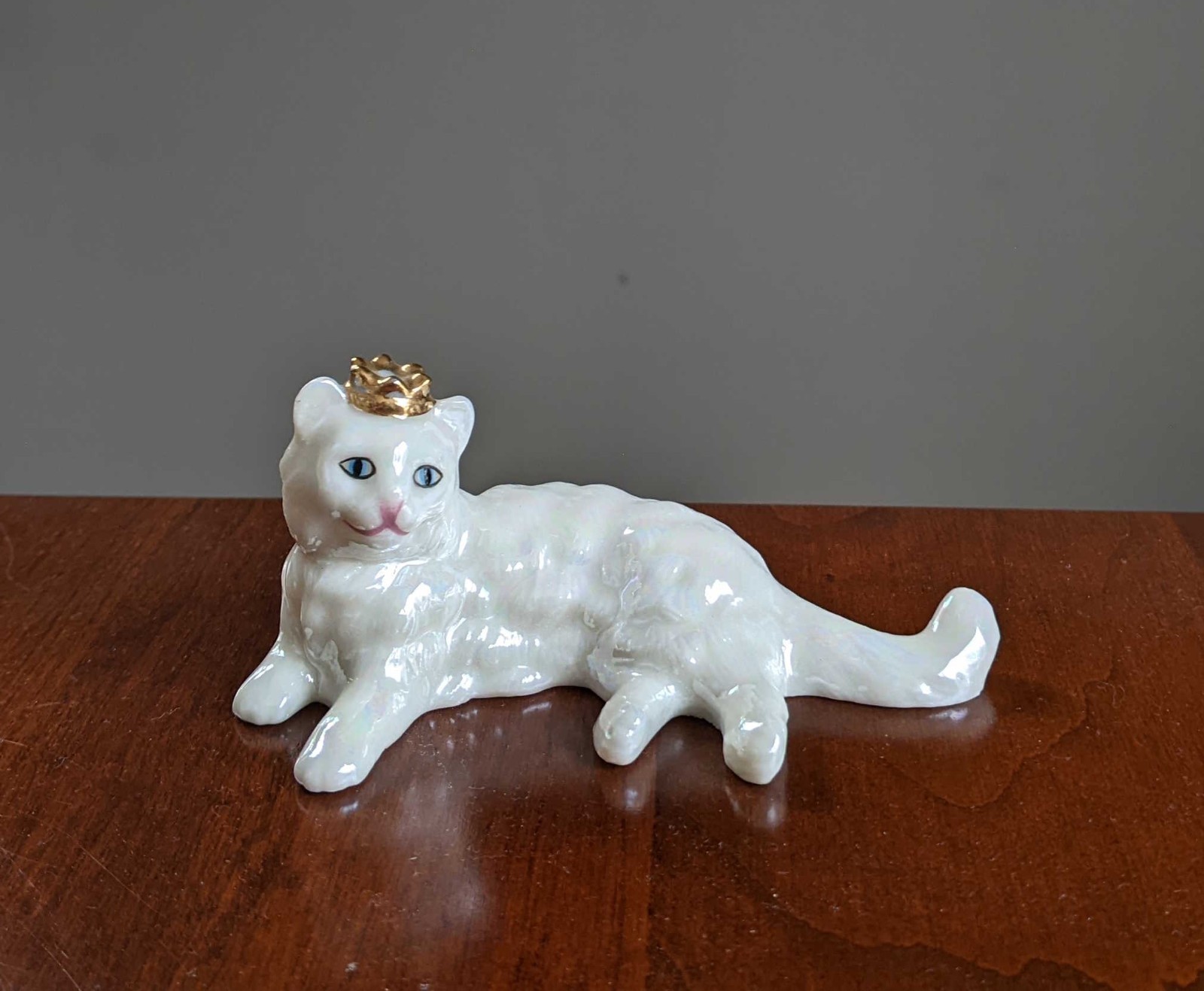Franklin Mint Cat Figurine Curio Cabinet Collection Lustre Glaze TFM Crown White