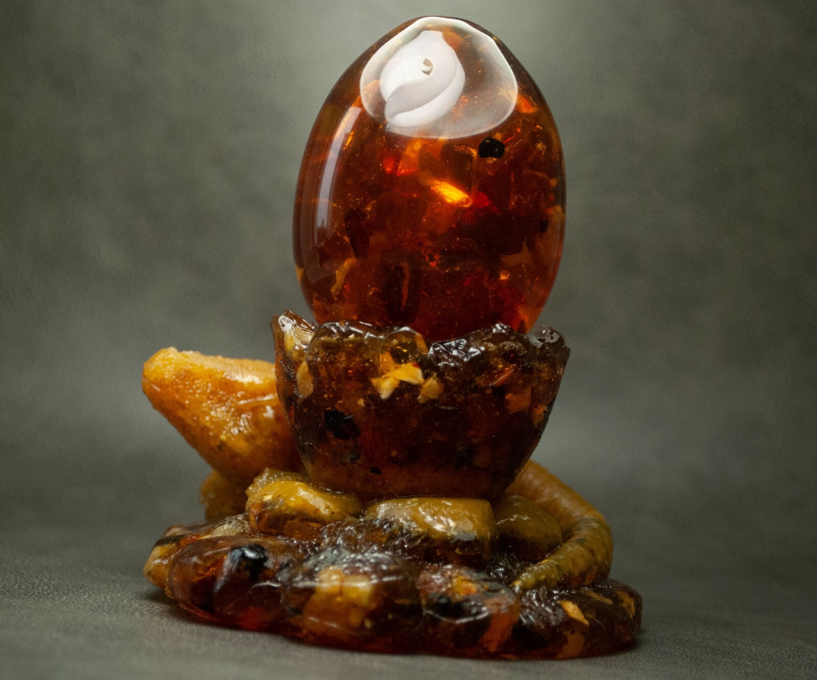 Baltic Amber Dinosaur and Amber Egg with inclusion Bee – Wholesale