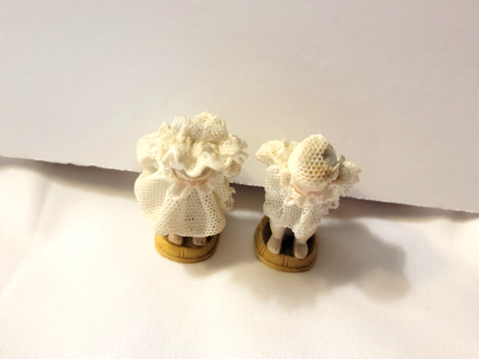 VINTAGE CHAMBER POT MINIATURE CREAMIC LACE BISQUE DOLLS FIGURINE LACE LOT of 2