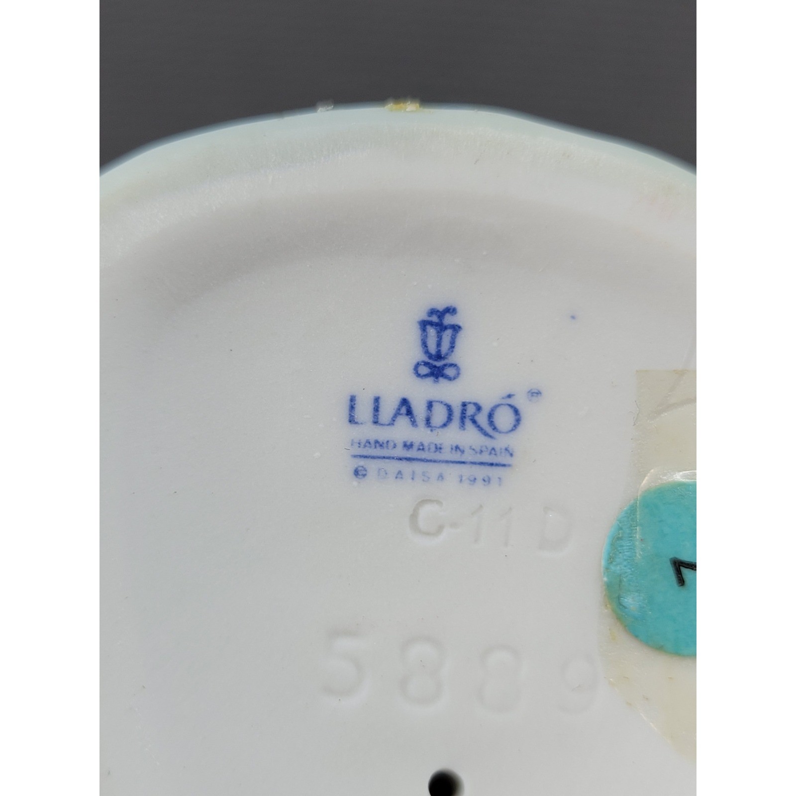 Lladro 5889 Bunny Hug Porcelain Figurine Rabbit with Carrot Spain Glossy 7″