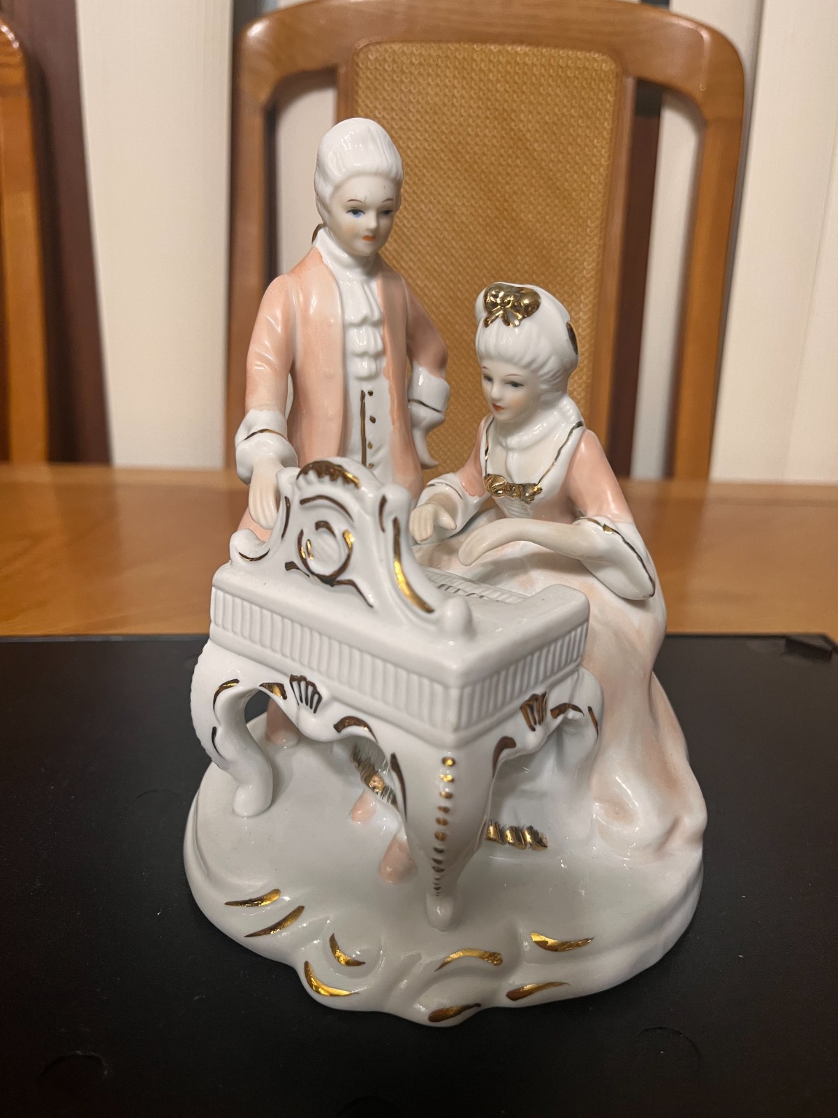VINTAGE PEACH ELEGANCE GIFTCRAFT KOREA GOLD ACCENT MAN WOMAN PIANO 6 1/2″ TALL