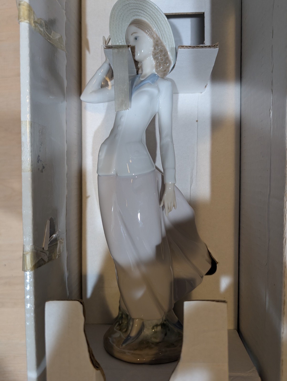 Lladro Woman Breezy Afternoon, 12 1/4″ high, excellent shape in its original box