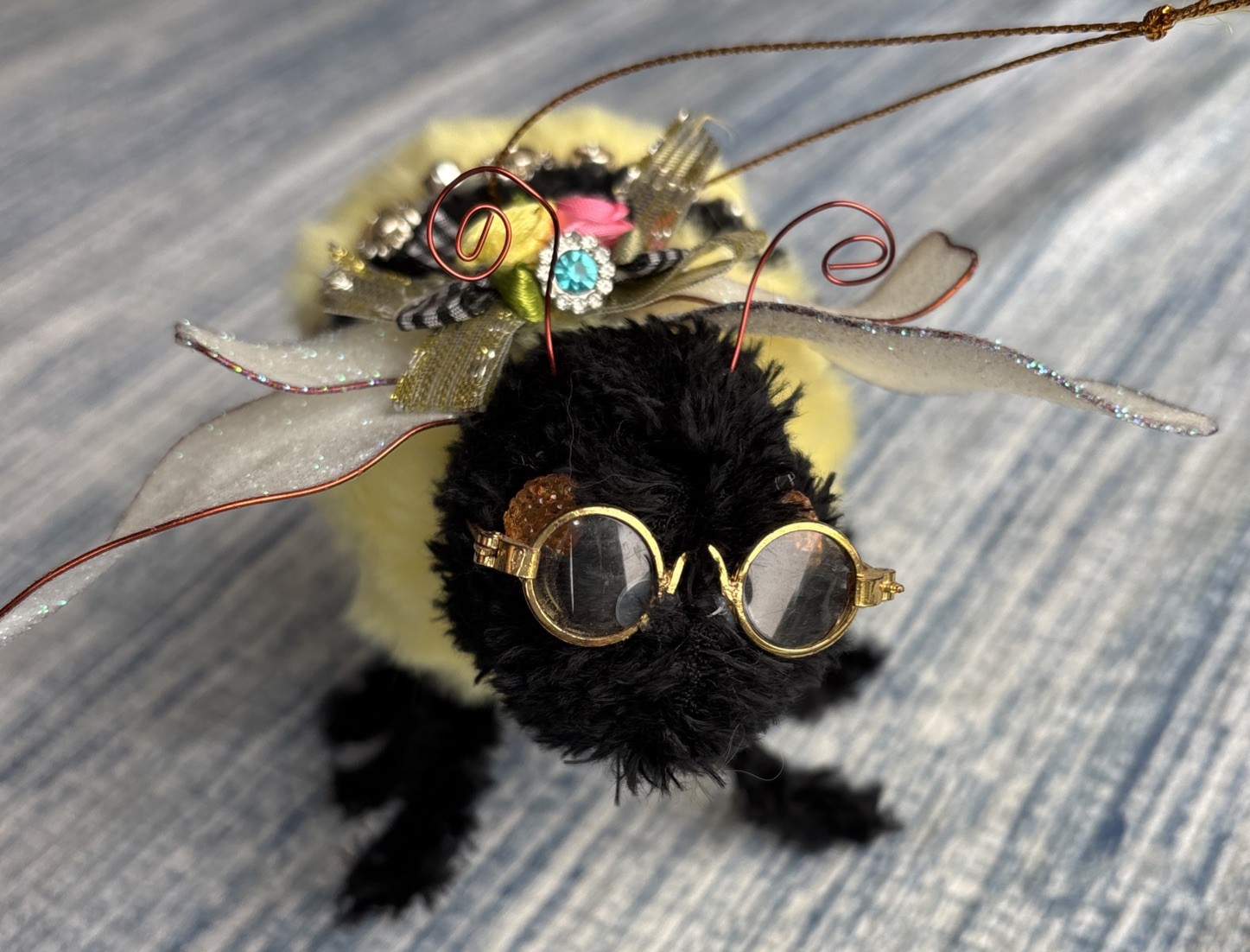 Mark Roberts Bumble Bee 51-23308 In Box W Gold Tone 13.5” Hanger