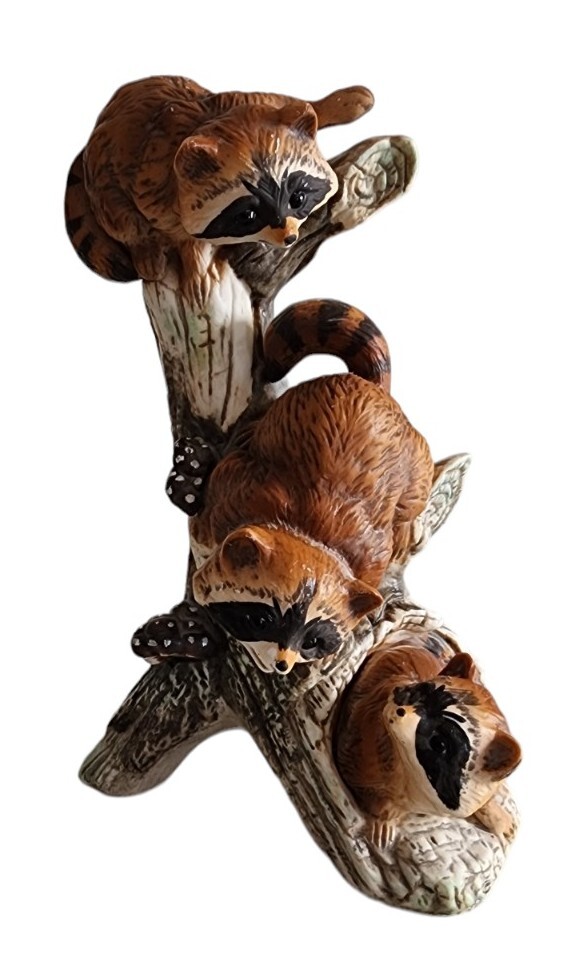 Homco Masterpiece 8” Porcelain Racoon Family Of 3 On A Stump Figurine