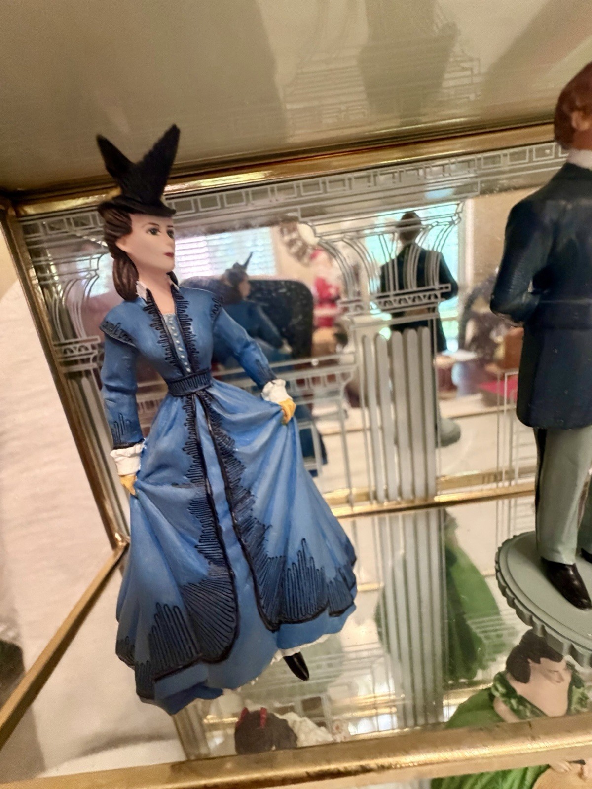 Franklin Mint Gone With The Wind Set of 15 Figurines with Display Shelf Case