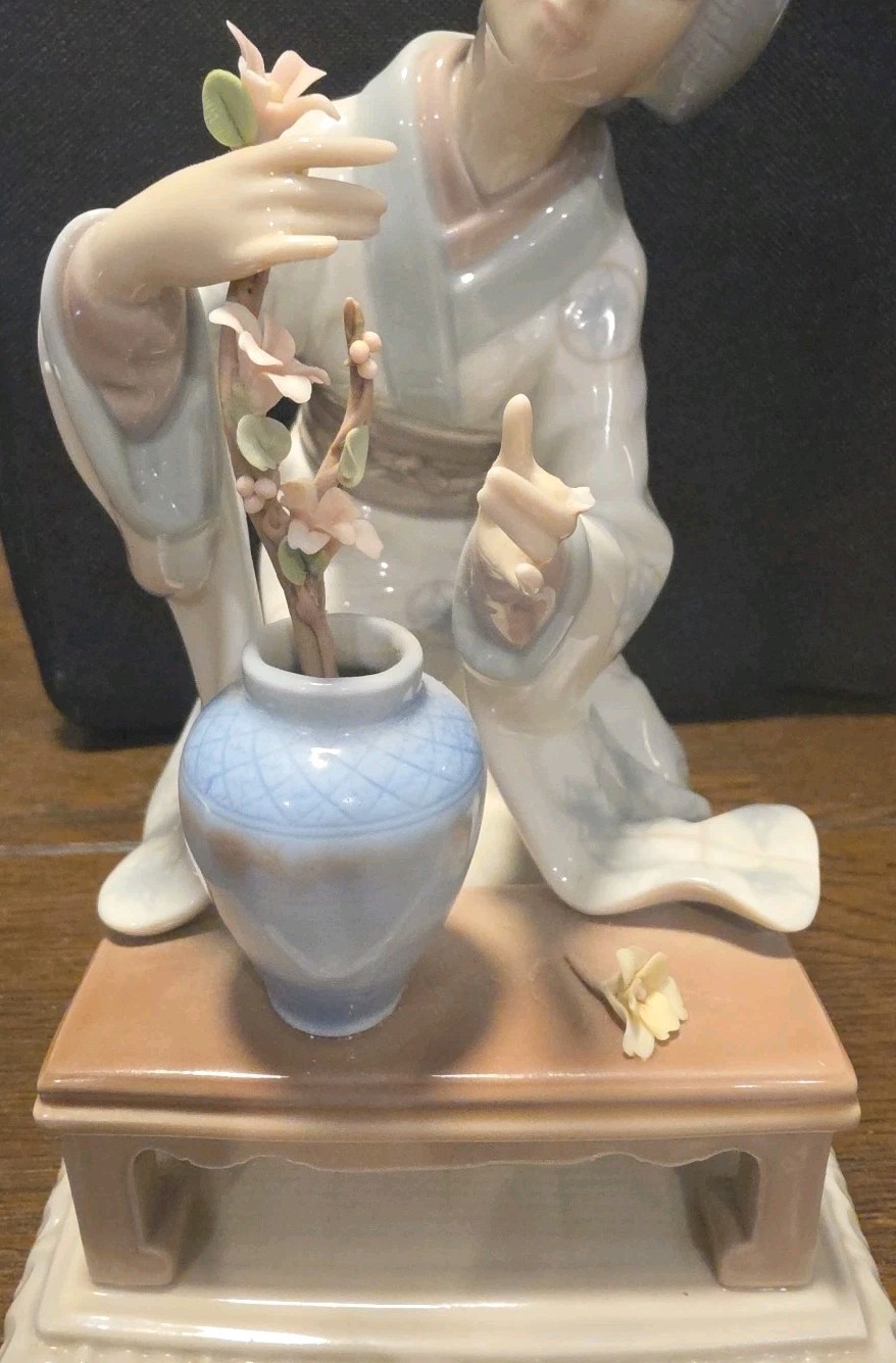 Lladro Geisha Japanese Flower Arranger #4840 Glossy missing finger, stem, petal