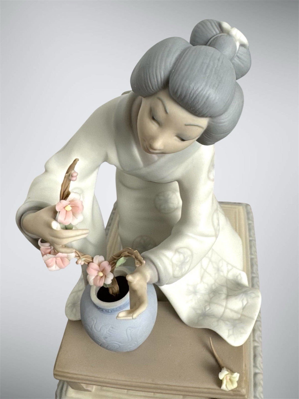 Lladro Geisha Japanese Flower Arranger #4840 Matte finish (1971-74)
