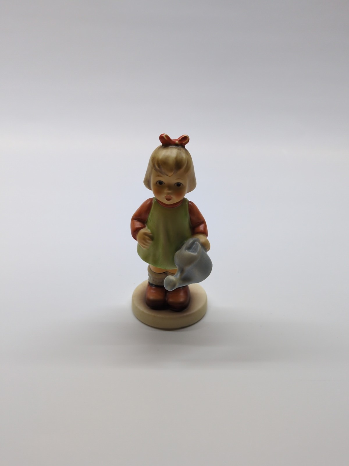 VINTAGE GOEBEL HUMMEL FIGURINE Natures Gift #729 Approx 3.5″ Girl Watering Can