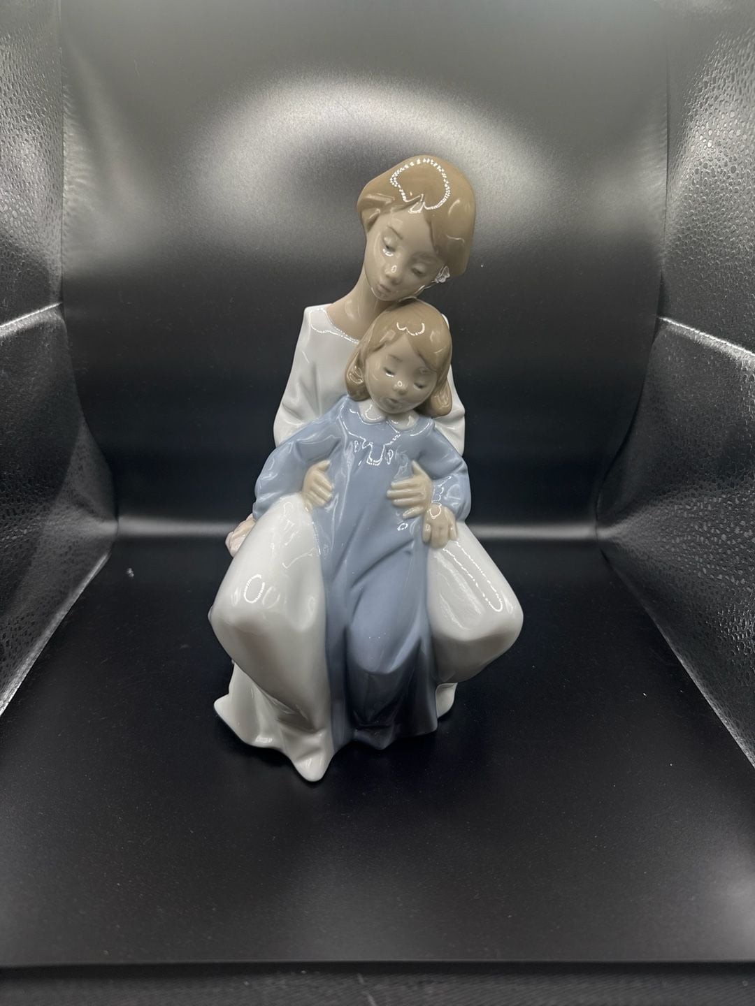 NAO by Lladro “A Moment With Mommy” Mother and Daughter Figurine 1429