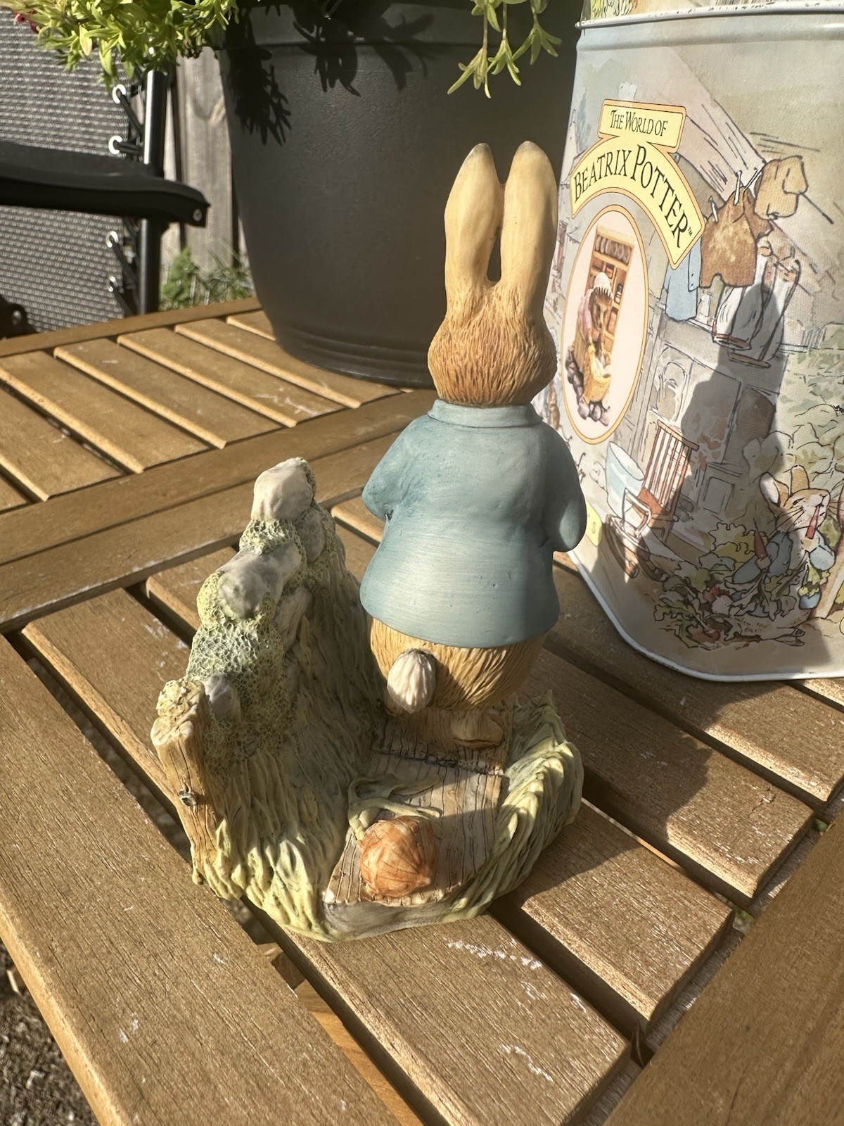 Vintage World Of Beatrix Potter Peter Rabbit In The Garden BP1 Figurine with Tin
