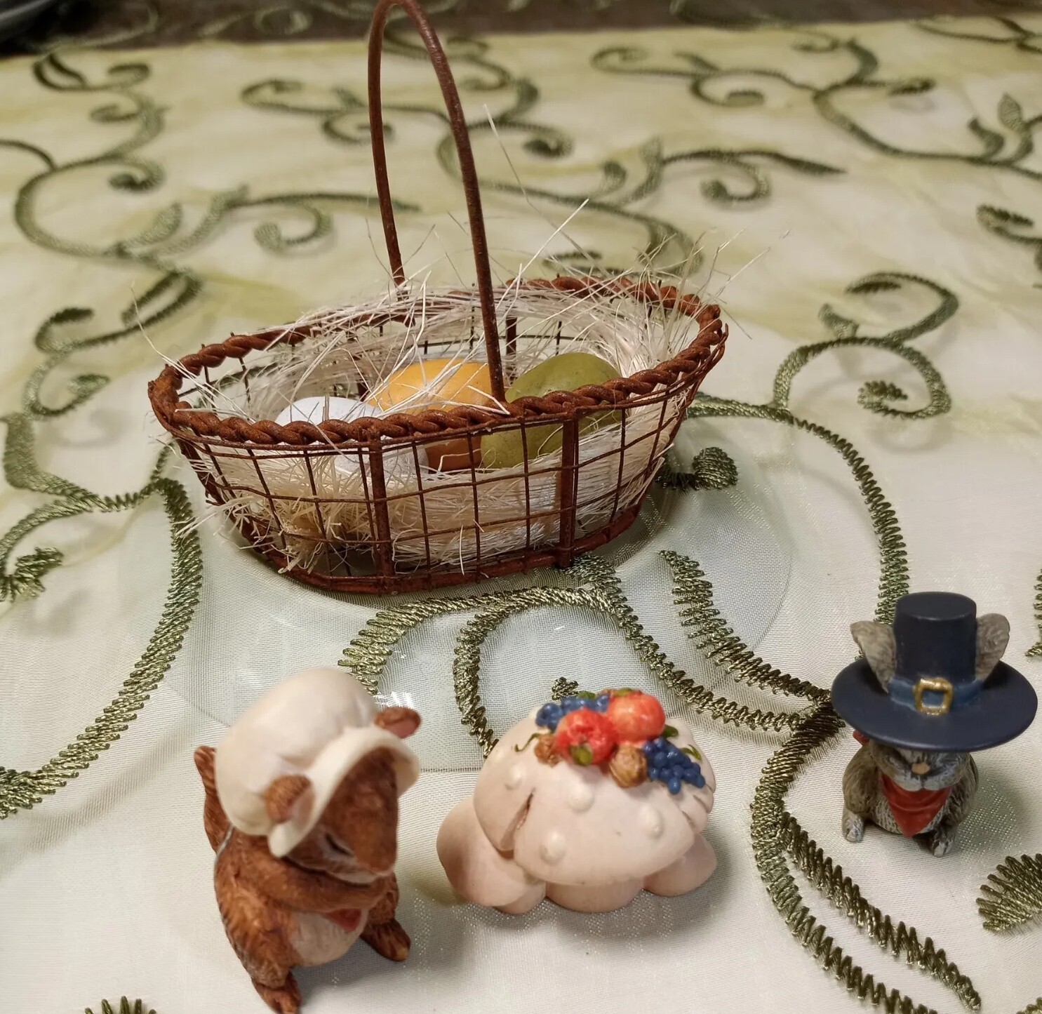 Hallmark Thanksgiving Merry Mini Pilgrim Mouse squirrel mushrooms basket egg ’95