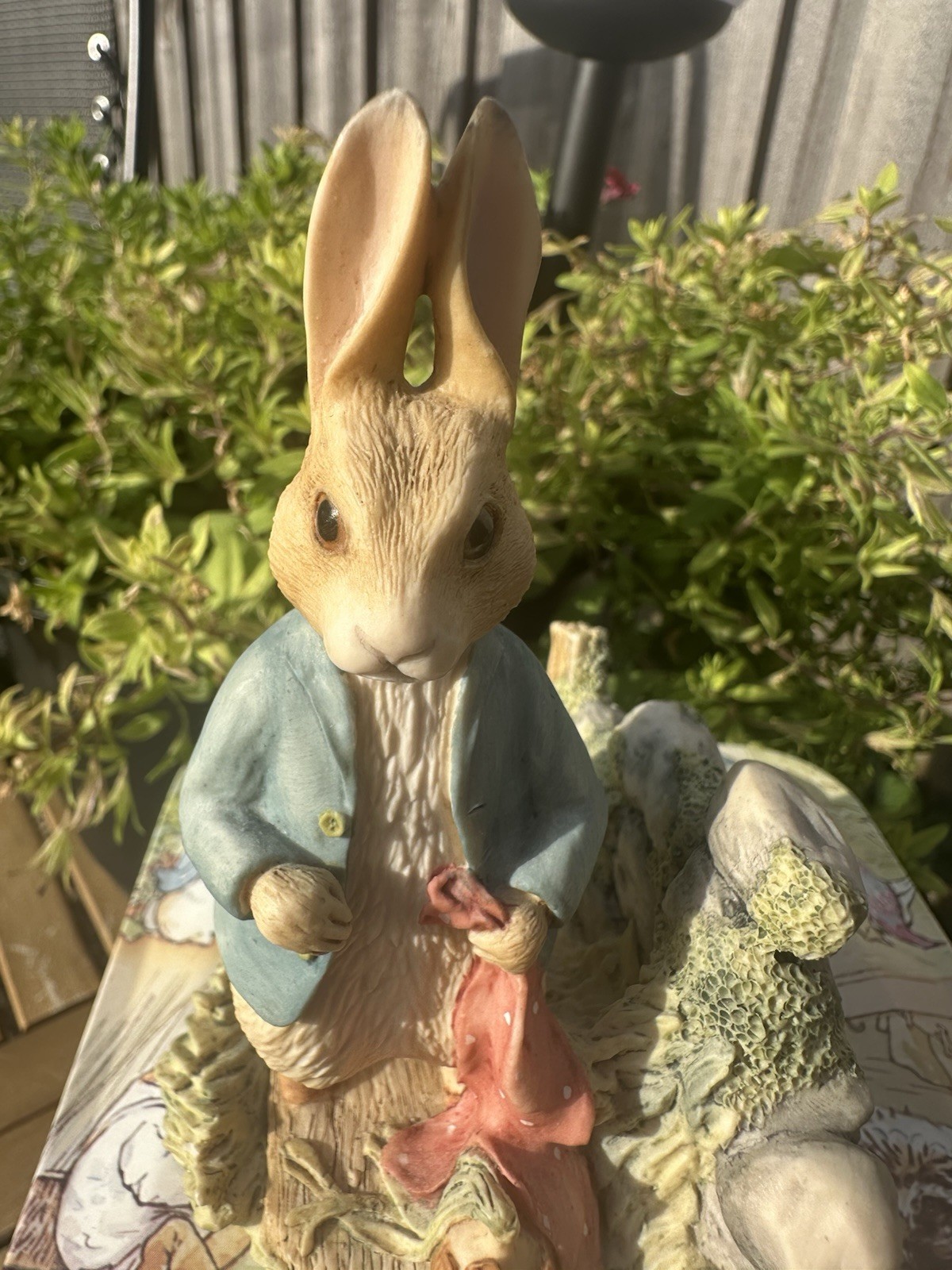 Vintage World Of Beatrix Potter Peter Rabbit In The Garden BP1 Figurine with Tin
