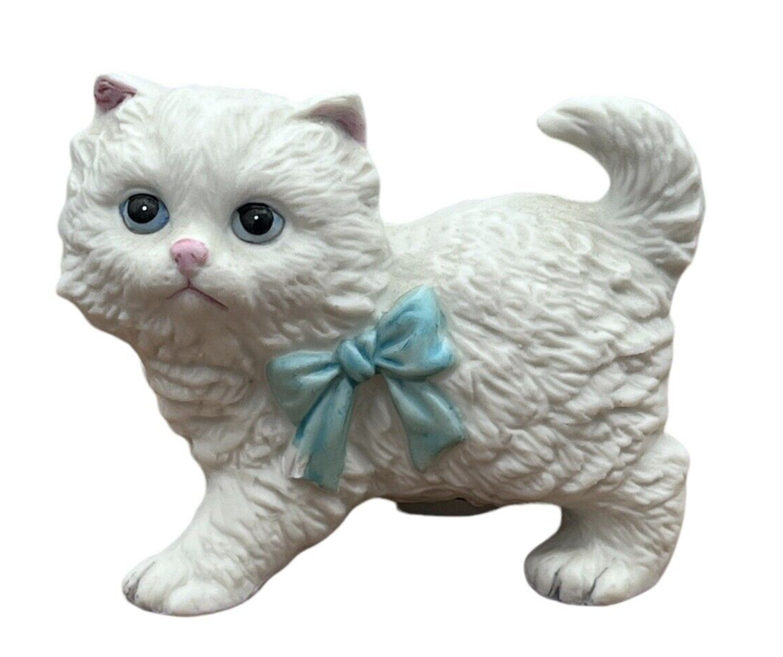 Vtg Homeco White Persian Kitten Cat w/blue Bow Figurines Kitty 4″