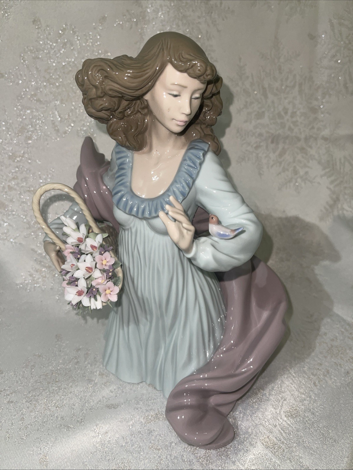 LLADRO NATURE’S BEAUTY WOMAN WITH FLOWERS With Box 06252 And Wooden Stand