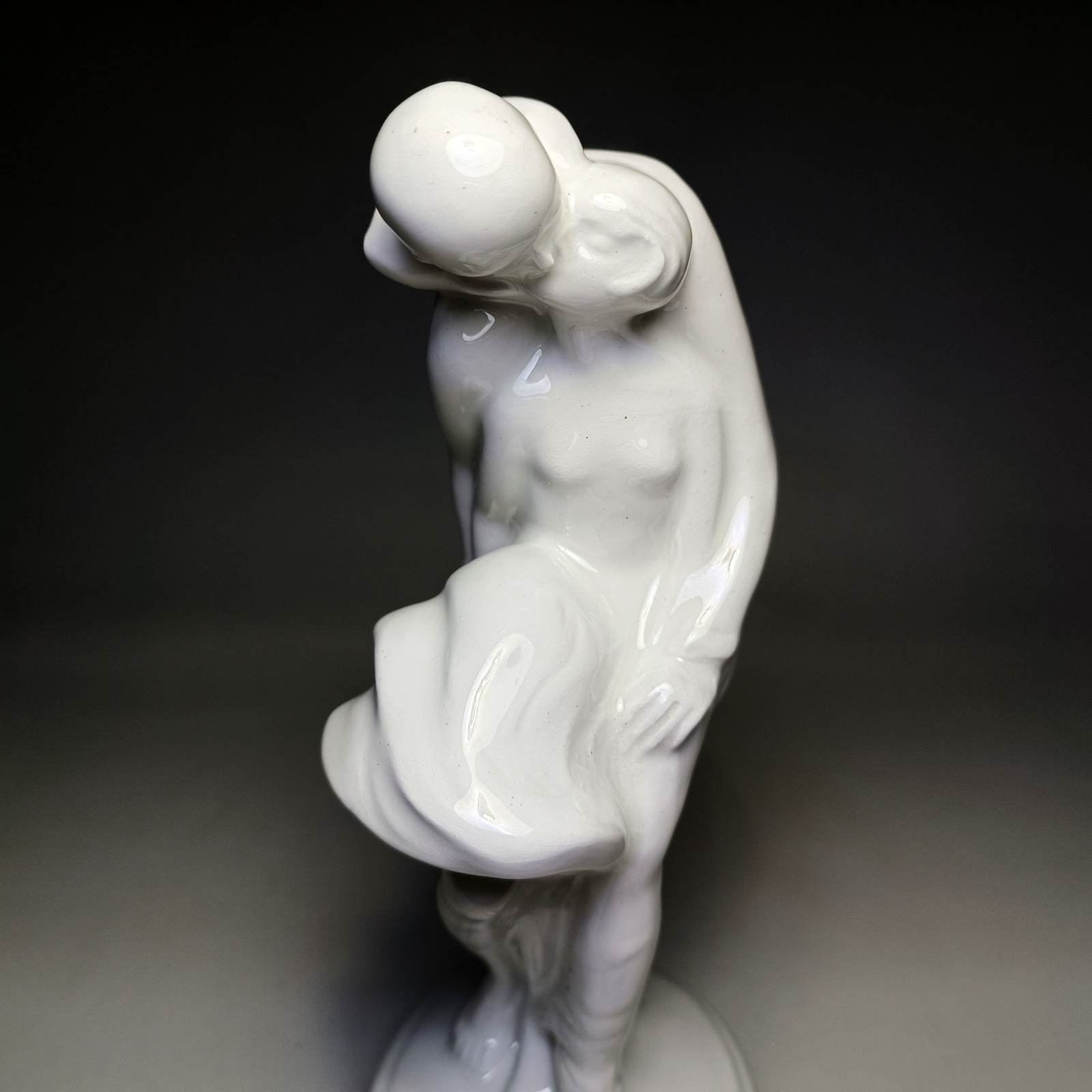 Art deco sculpture – Kissing couple in love – 21.5 cm – Porcelain