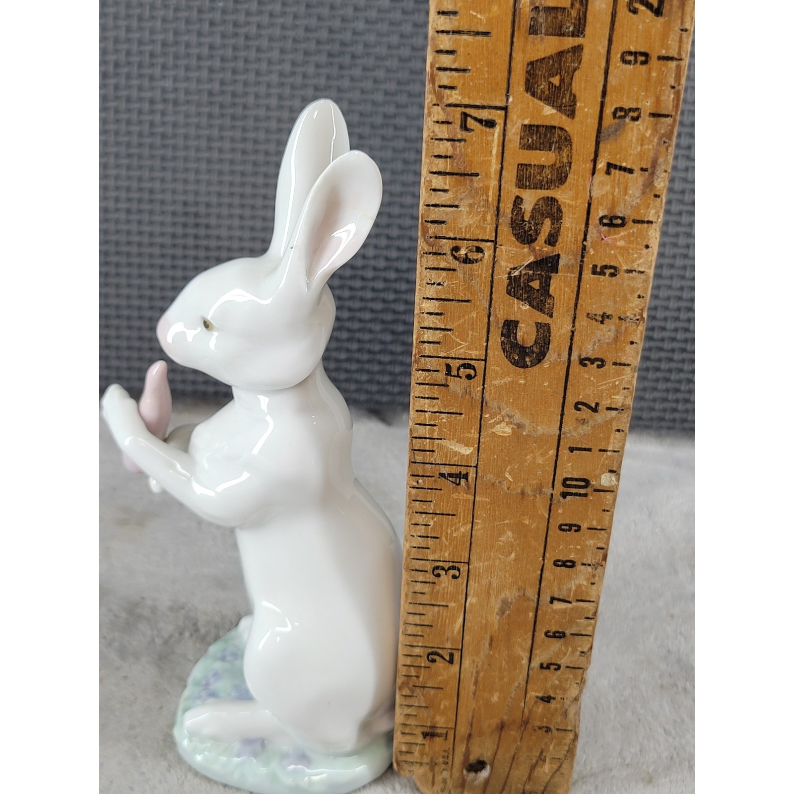 Lladro 5889 Bunny Hug Porcelain Figurine Rabbit with Carrot Spain Glossy 7″