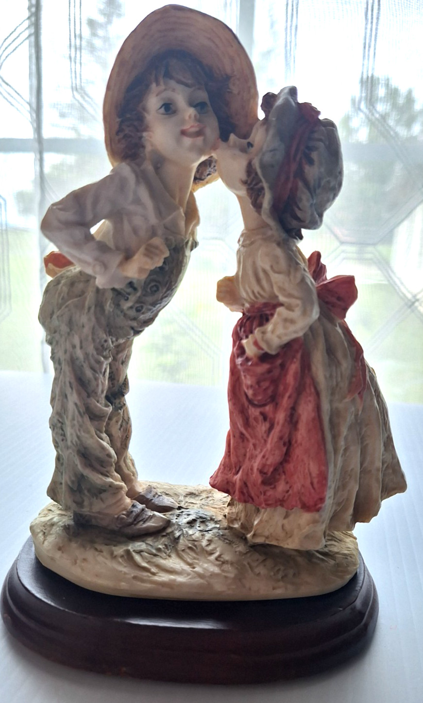 Elegant “Shy Kiss” Romantic Figurine on Wood Base – Giuseppe Armani Style *Cute*