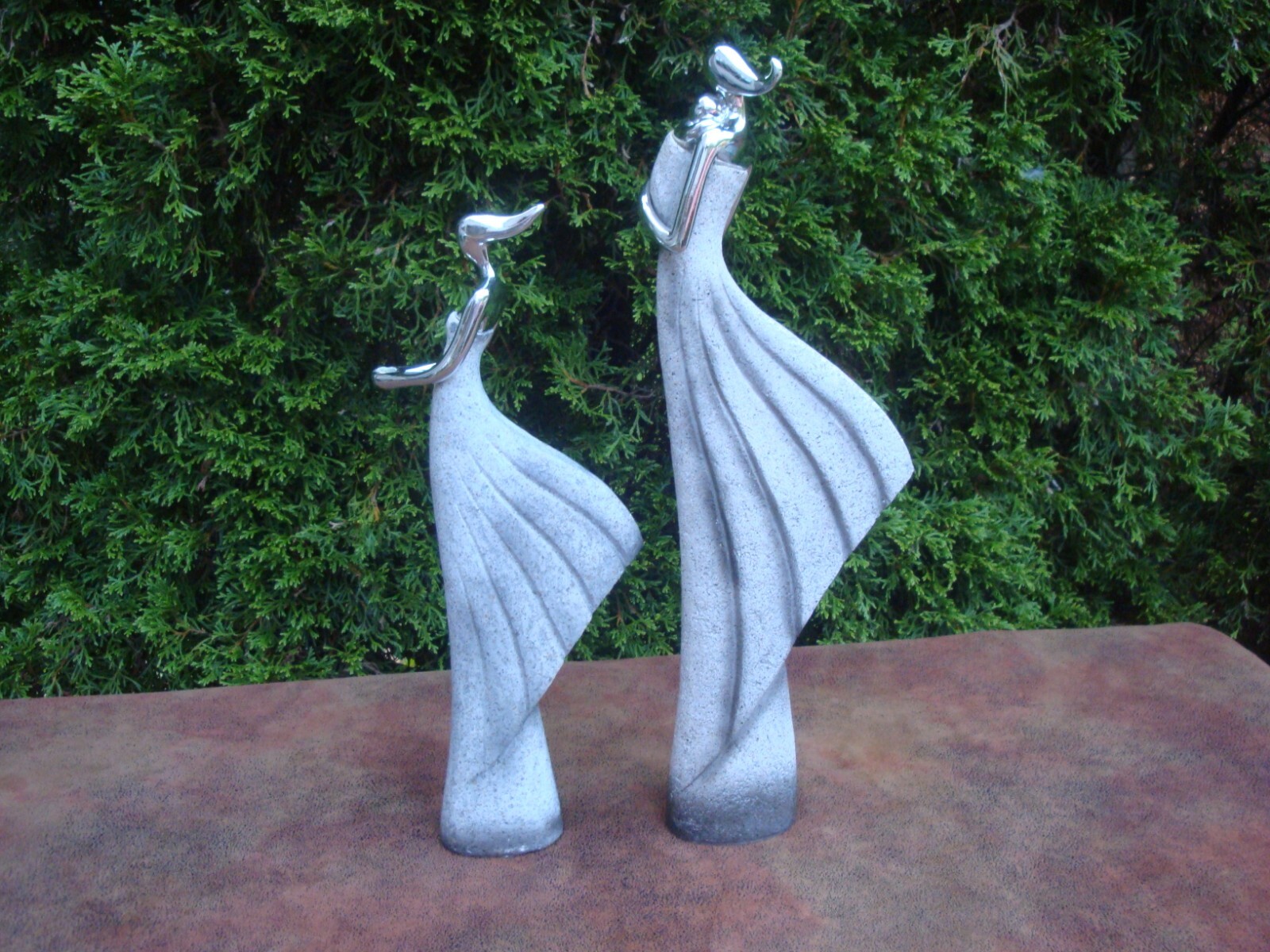 Ceramic 16-3/4″ Mother Holding Baby and Daughter Faceless Figurines