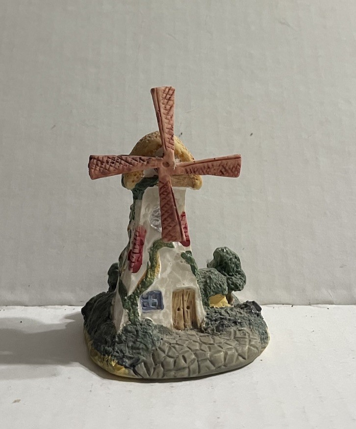 Lighthouse Figurine Resin Unbranded 3 1/2 Inches Tall