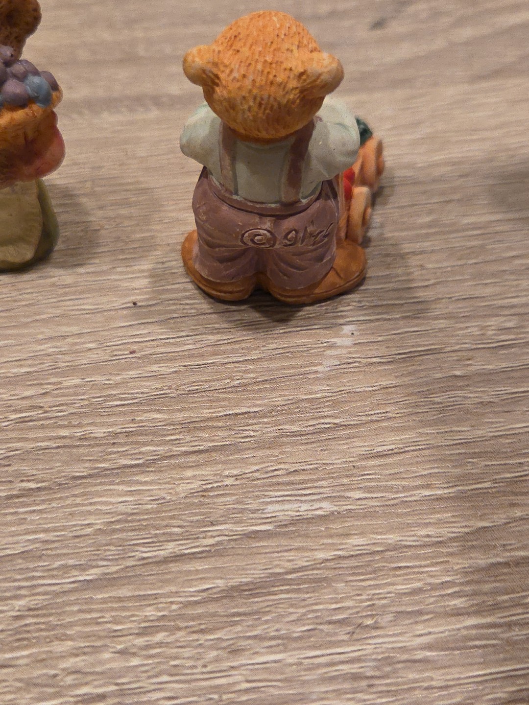 Hallmark Keepsake Merry Minatures 2″ Bears Figurines W/ Apples, Flowers, & Heart