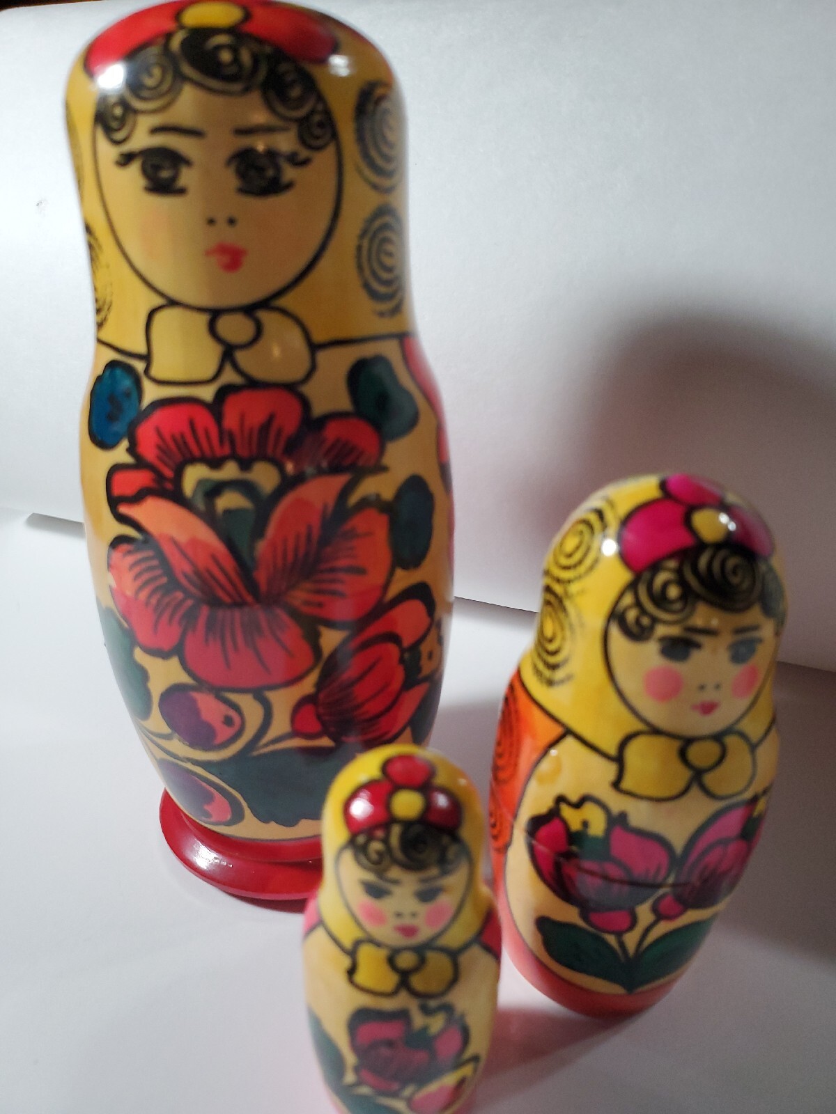 Russian Nesting Dolls set of 3 Folk Art Figures red green gold wooden Wood 6″