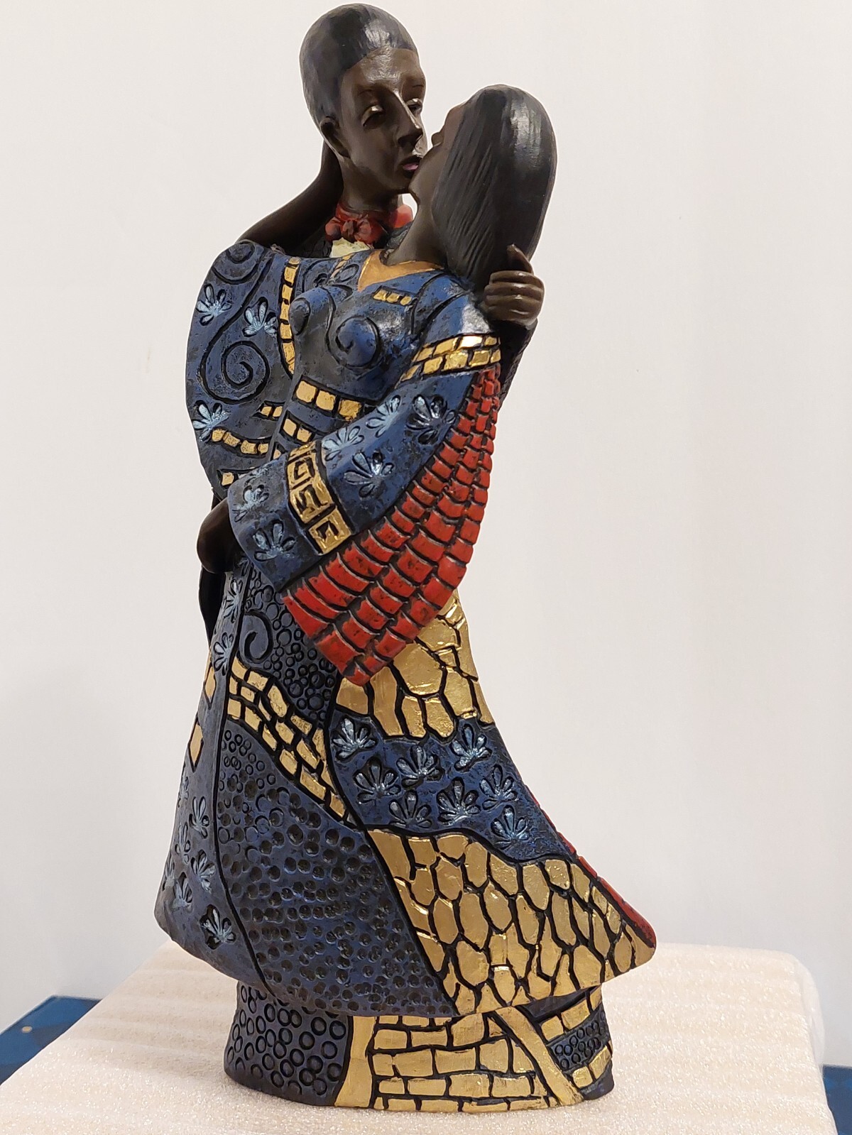 BEAUTIFUL RARE VINTAGE 10″ AFRICAN MAN AND WOMAN ROMANCE MADE IN THE PHILIPPINES