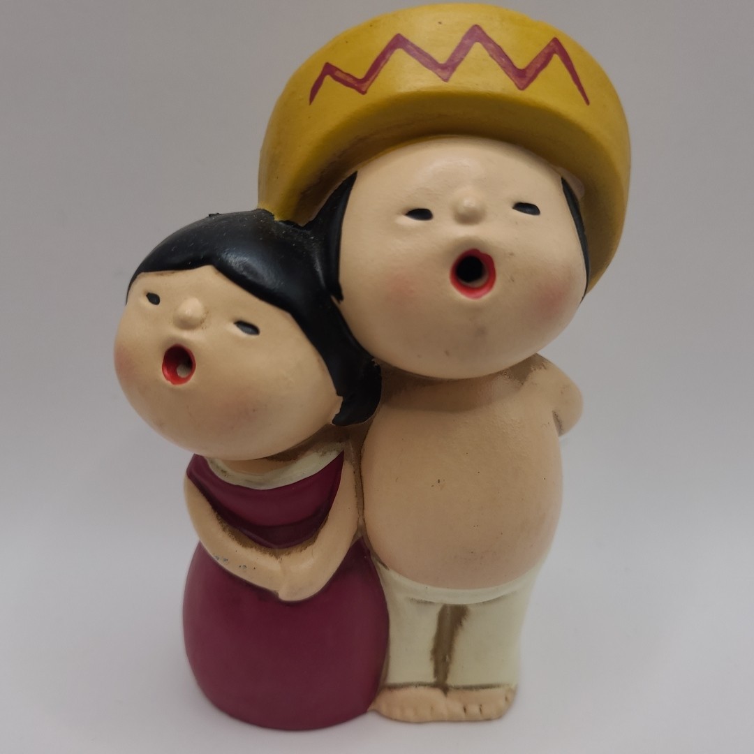 1964 NY World’s Fair Souvenir Hand Painted “It’a a Small World” Chalkware 4.5″