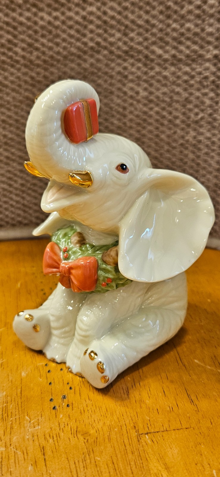 Lenox Yuletide Elephant – Wreath Around Neck & Holding Present – Christmas