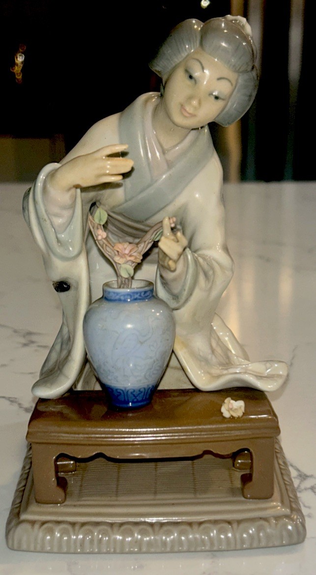 Lladro “Oriental Girl” #4840 (Glossy) geisha flower arranger