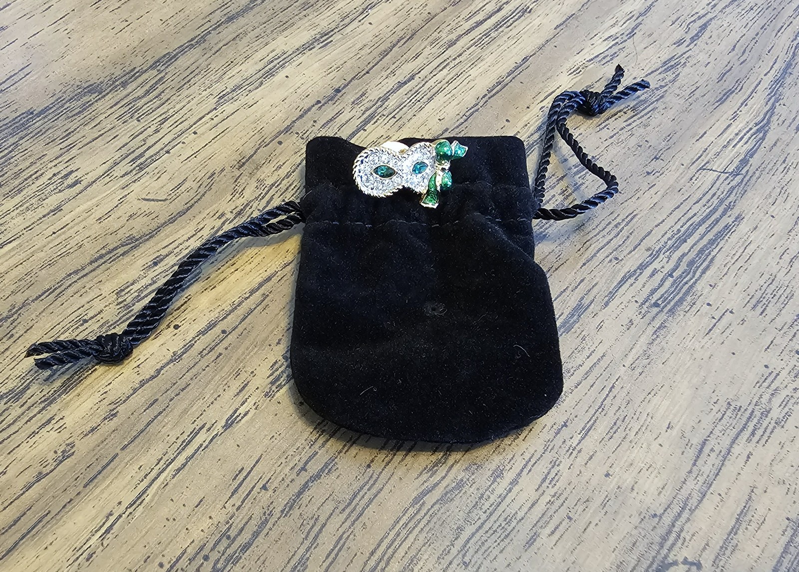 🎭 Swarovski Crystal 2001 SCS Harlequin Masquerade Mask Pin, Green Eyes / Enamel