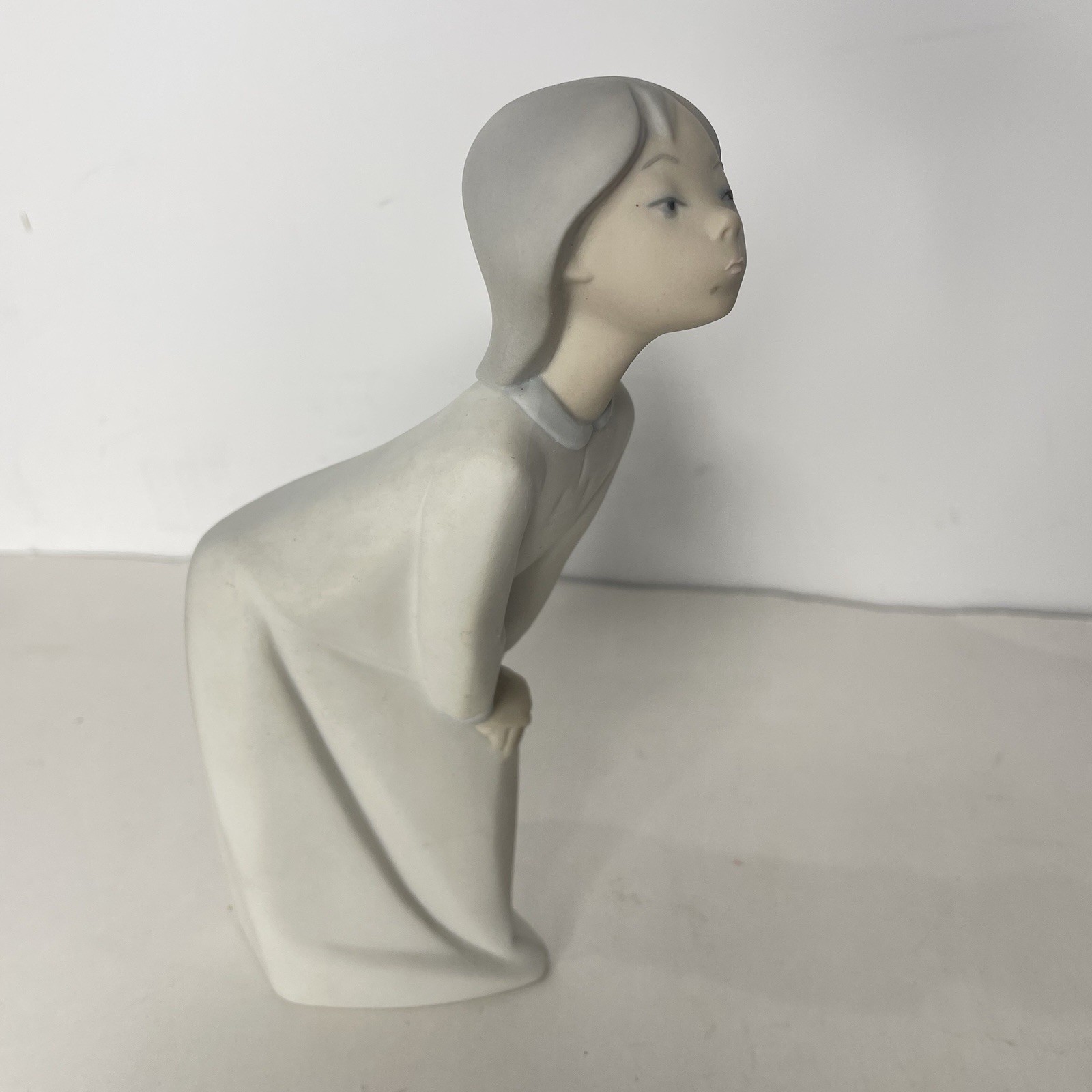 Vintage Lladro Girl Kissing Figurine 4873 Matte Glaze 7.5” Retired