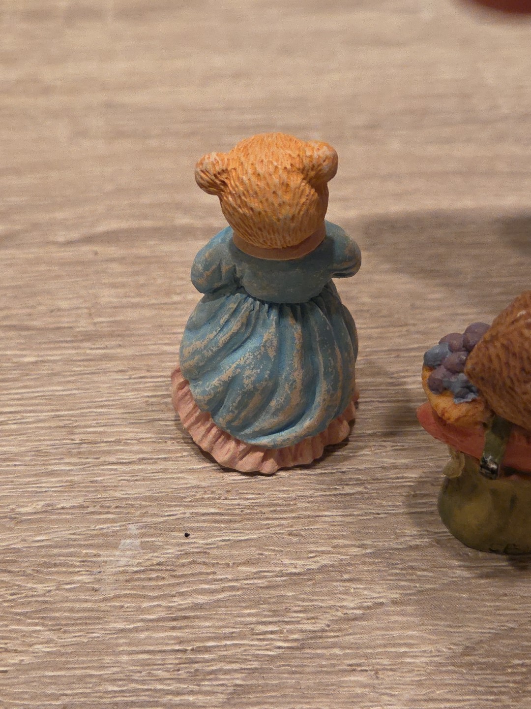 Hallmark Keepsake Merry Minatures 2″ Bears Figurines W/ Apples, Flowers, & Heart