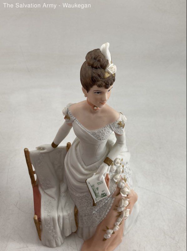 Avon Porcelain White Dress 1986 Presidents Club Albee Award Lady Figurine