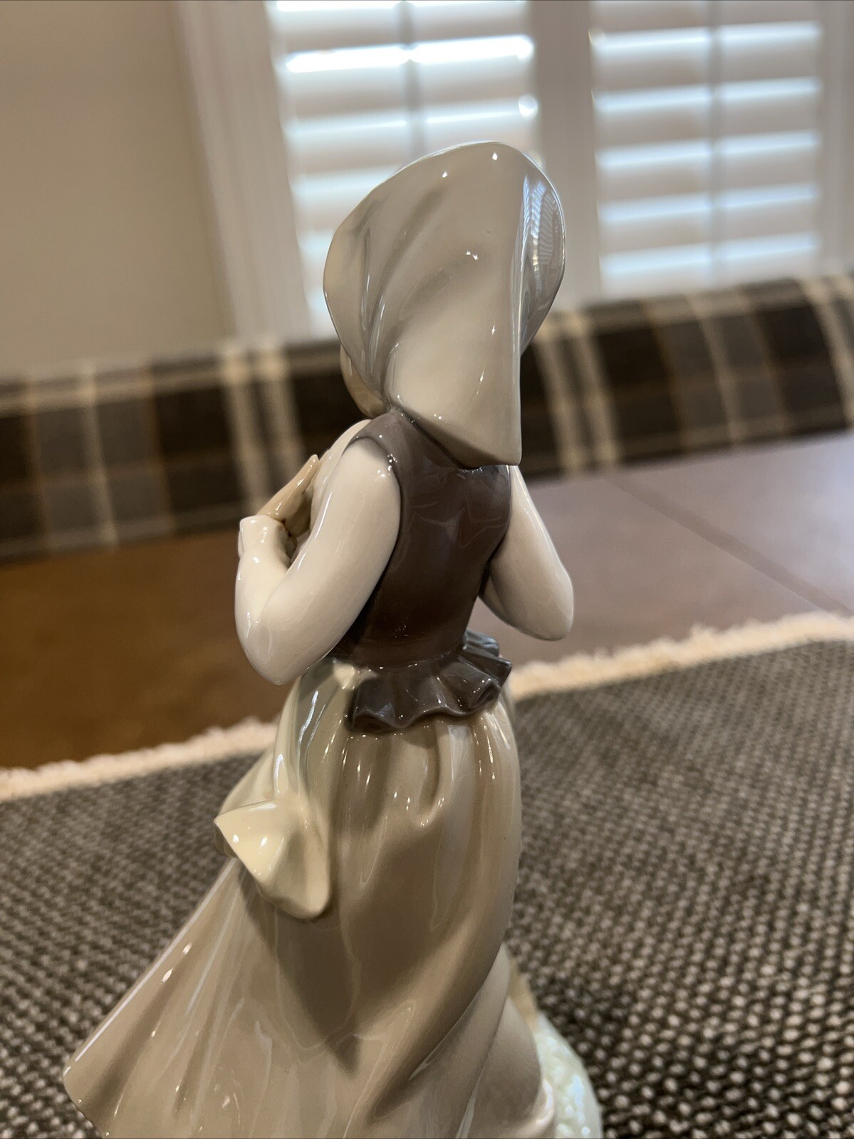 VINTAGE LLADRO CHILDREN WITH ANIMALS – GIRL WITH PIGEONS – #4915 GLOSS – EUC