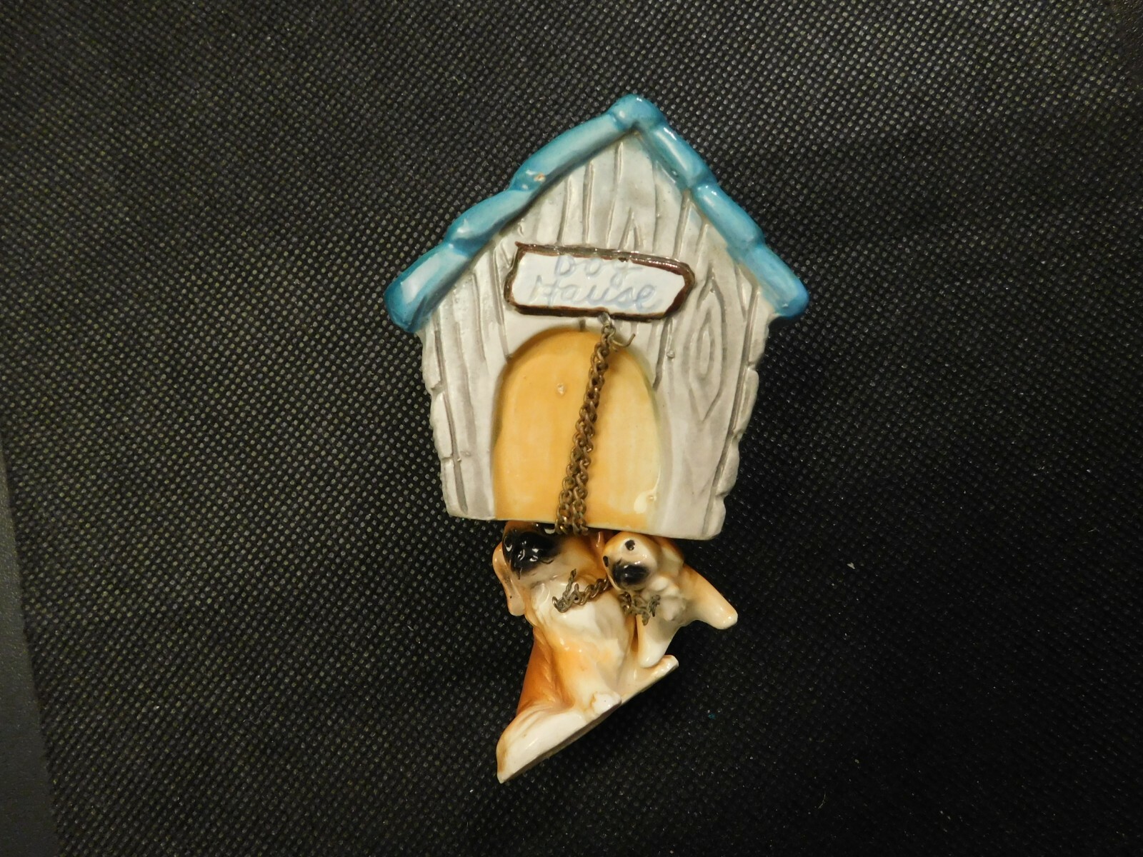 Dog House And Two Dogs Figurines- Very Nice- e1310xtt