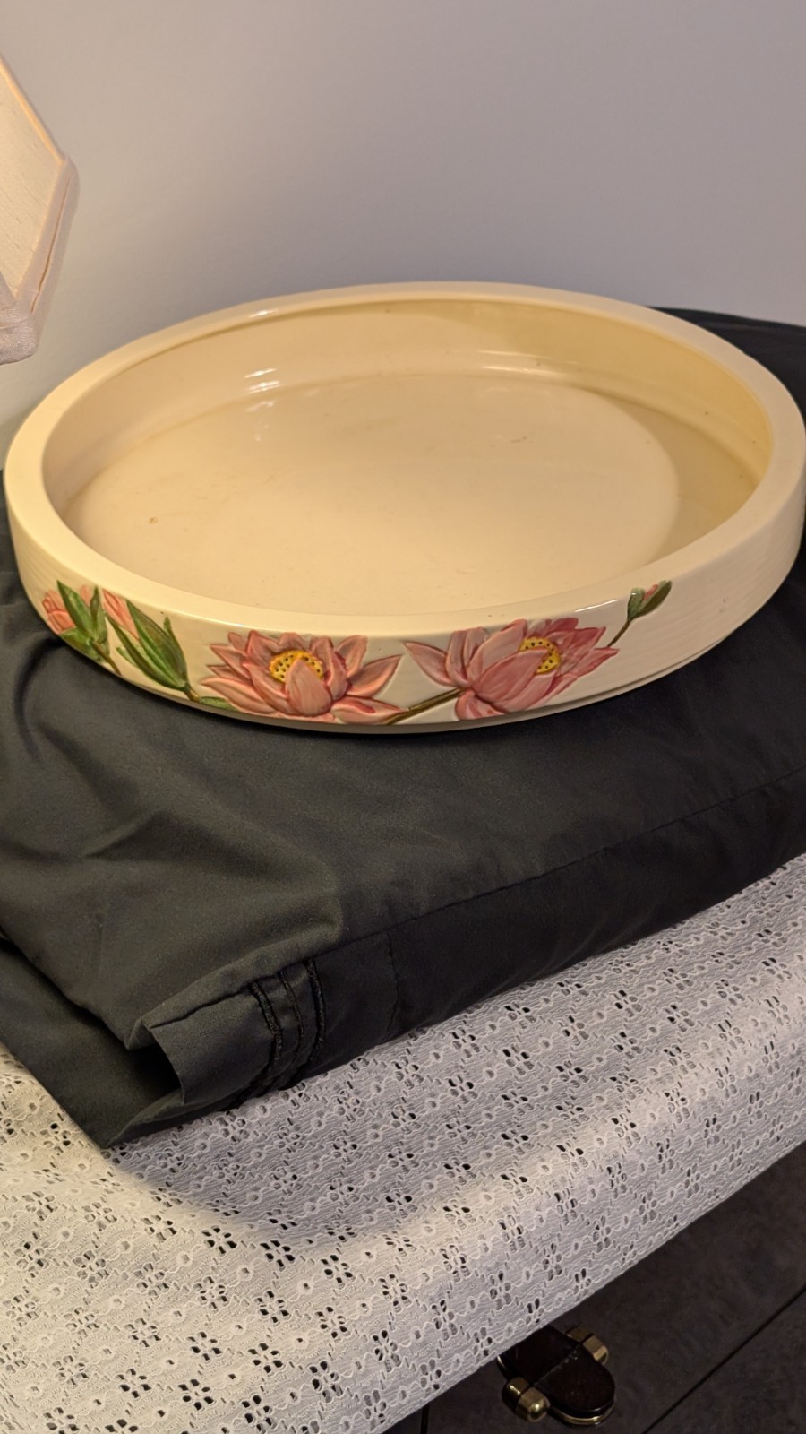 BEAUTIFUL, GLADDING McBEAN CATALINA W/ A FLORAL MOTIF. POLYNESIAN ART WARE BOWL!